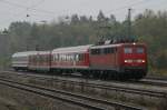 115 154-7 schleppte diesen bunten PbZ, bestehend aus einem n-Wagen, einem S-Bahn-Wagen aus Nrnberg und einem IC-Abteil-Wagen Anfang November bei widrigsten Verhltnissen ber die KBS 980, Richtung