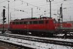 115 261 steht am 30.01.10 bei starkem Schneefall in Mannheim Hbf.