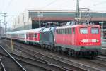 Die 115 114-1 zieht ihren Pbz mit einem MRCE Taurus fr einen kurzen Halt durch Dsseldorf HBF am 17.03.2010