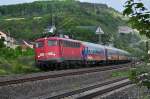 115 307 kommt mit einem Bahntouristikexpress aus Richtung Wrzburg durch Retzbach am 11.05.2010