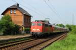 Mit einem Sonderzug aus Silberlingen durchfhrt 115 509-2 am 29.5.2010 den Haltepunkt Omannstedt.