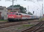 115 509 bei der Ausfahrt mit dem bunt zusammengestellten EC 378 Wien-Binz am 02.August 2010 aus Bergen/Rgen.
