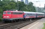 Die 115 332-9 zieht den Ersatz ICE mit 115 205-7 im Schlepp von Bonn nach Hamm durch Kln MEsse/Deutz am 13.08.2010