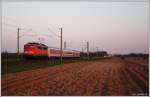 115 278 mit dem PbZ-D 2468. Am Haken hat sie einen CNL-wagen, einen IC-Wagen sowie einen Regio-Wagen. Fotografiert konnte der Personenzug besonderer Zwecke im letzten Licht am 18.04.2011 nchst Kfering. 