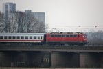 Die 115 114 war am 12.2.12 mit einer Ersatzgarnitur auf dem Weg nach Kln Hbf.