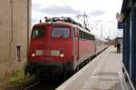 115 346-9 mit seltener Zugzusammenstellung am 10.4.2012 auf dem uersten Bahnsteig des Hauptbahnhofes Halle/Saale.