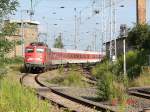 Br 115 335-0 mit dem Nachtzug nach Binz. Aufnahme kurz nach verlassen des Rostocker Hbf´s.  25.7.06