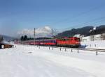 Die 115 261 mit einem Turnuszug am 26.01.2013 unterwegs bei Fieberbrunn.