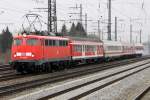 Ebenfalls frisch aus der HU ist die 115 459-0 mit dem PbZ 2461 von Stuttgart in Mnchen Pasing am 06.04.2013 Rechts im Bild sieht man die feste qualmende Bremse des Autozugwagens