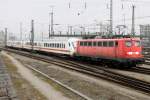 Die 115 198-4 zieht den IC Groglockner von Mnchen Pasing zur Bereitstellung zum HBF durch das Bahnhofsvorfeld am 06.04.2013