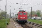 115 205-7 am 02.05.2013 mit dem Pbz 2459 nach Basel Bad Bf. Hier ist der Zug in Kenzingen. Seit ca. einer Woche ist eine Baustelle nrdlich vom Bahnhof. Die Baustelle ist dafr da, um das Gleis von Sden nach Norden zu erneuern. Deswegen verkehrt der ganze Verkehr ber dass berholgleis.