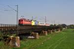 DB 115 198 mit PbZ 2451 Hamburg-Langenfelde - Dortmund Bbf, bestehend aus aus MRCE ES 64 U2-025 (182 525) mit boxXpress-Beklebung, vermietet an DB Fernverkehr, und zwei Personenwagen (Weserbrücke Dreye, 04.05.13).