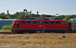 Breitseite gegen die Sonne auf die 115 350-1 die mit einem niederlndischen Autoreisezug nach Italien unterwegs ist und hier den Rheydter Hbf durchfhrt. 2.8.2013