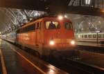 115 383-2 mit dem Showtrain als berfhrung 48100 von Leipzig Hbf nach Berlin-Gesundbrunnen kurz vor der Ausfahrt im Leipziger Hbf.22.11.2013