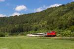 Ein roter Punkt mitten im Grün: Die lackversiegelte 115 114 zieht am 31.05.14 den IC 282 von Singen nach Stuttgart.