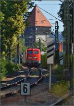 Oldiestunden im Grenzbahnhof.

Weil es so schön war, nochmal mehr von dieser Reminiszenz an die Vergangenheit. 115 114-1 bringt den IC 2004 zum Ausgangspunkt nach Konstanz. Im Hintergrund der Rheintorturm, einst von der hölzernen Rheinbrücke das Eingangstor in die Stadt. Juni 2014.