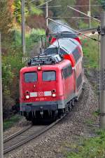 115 205-7 kommt auf der Nordumfahrung des Rbf München Nord/Allach Untermenzing mit Regio DB Doppelstockwagen der Neckar-Alb-Bahn,dazwischen ein ICE Wagen dahergefahren.Ziel unbekannt.Bild vom 27.9.2014 von öffentlicher Fussgängerbrücke