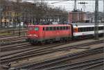 Bahnverkehr wie in den 70er Jahren auf der Gäubahn. Oldtimer 115 278 bringt IC 280 nach Stuttgart. Singen, Dezember 2014.