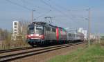 115 509 bespannte am 14.04.15 den Pbz 2467 von Berlin nach Leipzig. Mit der Wagenlok 120 132 im Schlepp passiert sie Greppin Richtung Bitterfeld.