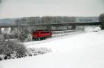 IC 186 mit 115 198-4 kommt den im Tiefschnee ausharrenden Fotografen auf dem Weg nach Stuttgart kurz vor Rottweil vorbei (30.12.2014)
