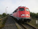 115 448 wurde zusammen mit der 111 096,am 03.Oktober 2023,nach Mukran gebracht.Hier stand die Lok,am 04.Oktober 2023,noch Bahnsteig in Mukran Mitte.