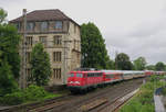 115 459-0 fährt mit dem Pbz von Frankfurt über Kassel nach Dortmund am Bahnhof Paderborn Kasseler Tor vorbei.