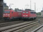 Hier 152 066-7 und 139 562-3, diese beiden Loks warten am 25.9.2009 in Angermnde auf freie Ausfahrt.