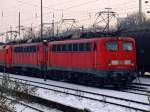 Am 02.12.2010 stehen bei minus 7 Grad 139 562-3 und 139 222-4 mit hochgestellten Stromabnehmern in Aachen West.