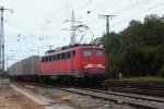 139 132-5 kommt mit einem kurzen Containerzug aus Richtung Kln-Kalk und fhrt in Kln-Gremberg ein bei Sonne und Wolken.