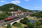 Ein etwas gewöhnungsbedürftiges Farbschema trägt die 139 309 der BayernBahn. Ihr Haupteinsatzgebiet ist der sogenannte Henkel-Zug, mit dem Produktionsmittel und fertige Haarpflegeprodukte zwischen zwei Werken des Unternehmens transportiert werden. Am 11. Juli 2023 konnte ich die ehemalige Bundesbahn-Lok vor dem DGS 59940 von Wassertrüdingen nach Langenfeld im Maintal mit Blick auf Gemünden am Main fotografieren. 