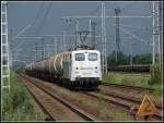 Lokomotion 139 177 flieht vor dem Regen. Whrend die Sonne noch schn die Lokfront anstrahlte, braute sich im Hintergrund ein heftiges Gewitter zusammen. Aufgenommen am 23.06.07 in Rostock