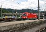 1016 048 fhrt mit dem OEC 160  MARIA THERSIA , von Wien Westbahnhof nach Zrich HB, aus dem Bahnhof Kufstein. Im Hintergrund warten 139 133 und ES64U2-029 auf weitere Aufgaben. (30.06.07)