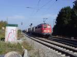 139 310-7 durchfhrt mit einem kurzen Containerzug den Bad Krozinger Bahnhof.