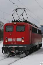 139 313-1, ausgerstet mit einer ICE kompatiblen Kupplung, steht am 14. Februar 2010 im Bahnhof Pressig-Rothenkirchen. Sie soll ICEs bei winterlichen Wetter ber die Frankenwaldrampe helfen.