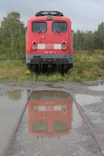 Die 139 157-2 steht am 16.10.2010 vor dem Bender in Opladen. Das Gleis auf dem ich stehe wird seltener als ein Mal die Woche befahren. Dort werden nur die Loks zur verschrottung geschoben.