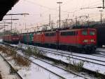 Bei minus 7 Grad warten am 02.12.2010 die Loks in Aachen West mit den hochgestellten Stromabnehmern auf neue Aufgaben.