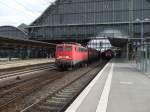 139 554-0 zieht einen gemischten Gterzug durch den Bremer Hauptbahnhof.