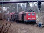 139 555-7 nhert sich langsam dem Halt zeigendem Signal.   (Stralsund am 25.02.06) 