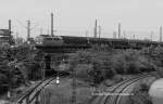 Kleine Bundesbahn-Erinnerung, aufgenommen am 19. Mai 2012 bei Mainz-Bischoffsheim (Hintergrund). Die nun private 139 287 zieht den Henkelzug gerade ber das berfhrungsbauwerk in Richtung Aschaffenburg. Unten die Strecke nach Rsselsheim, links das Stellwerk mit Ortsschild. Zwei Aufnahmen vorher ist auch noch eine Uhr vom Rangierbahnhof zu sehen, es war genau 12.15 Uhr. Fehlte nur noch eine aus der Entfernung abzulesende Datumsanzeige..... Natrlich habe ich das ganze auch in  bunt . Ist halt eine Variation aus meiner Sammlung.