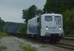 Frisch aus der HU ist 139 555-7 mit einem Containerzug am 03.07.2012 bei Assling