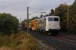 139 558-1 Railadventure passiert am 04.10.2012 mit einem Weichentransport die langsam bunt werdende Egge bei Schwaney gen Kassel.