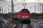 140 821 kommt mit einer Reihe 139igern durch den Bhf Stralsund/Rgendamm
nach Mukran zum abstellen am 11.01.2013