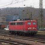 Ob wir sie jemals (im Saarland) wieder sehen?

Ab dem 01.03.2013 wird ein anderer Betreiber die Loks fr den Suppenzug stellen.
Das ist wohl auch das Aus fr 139 132-5, die in den letzten Wochen fast ausschlielich an der Suppe war.
DB Schenker wird die Loks nicht mehr stellen, in Vlklingen steht schon ein FRET(chen) BB 4 37022 bereit um die Suppe zu bernehmen. Die Lok ist in SNCF Lackierung und gehrt der Tochter Akiem.

139 132-5 hat von der Suppe abgekuppelt und setzt nun um, denn sie mu wieder leere Torpedowagen zum Befllen nach Dillingen zum Hochofen transportieren.

Vlklingen - 28.02.2013