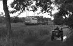 Epochal passen sie doch eigentlich gut zusammen. Der alte Gldner Traktor, 
Baujahr 1953, und die 139554 der Deutschen Bahn. Stammen doch beide aus 
der unmittelbaren Nachkriegsra. 139554 war am 20.09.2013 gerade mit einem
gemischten Gterzug in Richtung Osnabrck unterwegs, als sich bei Lstringen
zufllig diese Begegnung ergab. Ein wenig spielte der Traktorfahrer auch mit,
als er in einen kurzen Halt einwilligte. Sehr nett und nochmals auch an 
dieser Stelle herzlichen Dank dafr.