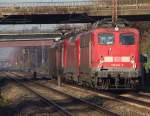 Eine besondere Fuhre im besonderen Licht gab es am 10.12.2013 an der Signalbrücke in der Nähe der Anrufschranke in Saarlouis-Roden zu bewundern. Von der Saar nach Oberhausen machte sich 152 039-4 mit ihrem Lokzug auf die Reise. Im Schlepp waren 140 490-4 / 152 105-3 und 139 314-9 - Bahnstrecke 3230 Saarbrücken - Karthaus. Hier der Nachschuß auf 139 314-9