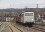 139 558 von Railadventure zieht am 11. Februar 2014 drei Güterwagen durch Kronach in Richtung Lichtenfels.
