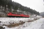 139 314-9 schleppt 151 035-3 durch den Frankenwald bei Steinbach am 24.01.2015.