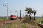 139 132-5 fuhr am 10.04.2015 mit einem Autozug nach Emden, hier bei Veenhusen.