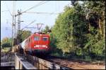 139 310 bringt im Sommer 2004 einen Gterzug ber die Inntalstrecke nach Kufstein. Aufgenommen am Bahnhof Kiefersfelden.