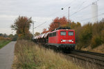 Inmitten wunderschöner Herbstfarben wurde 139 311 mit ihrem Güterzug fotografiert.